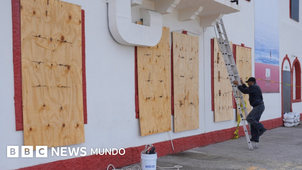 Huracán Simon se intensifica en el Pacífico: Jalisco y Colima en alerta máxima