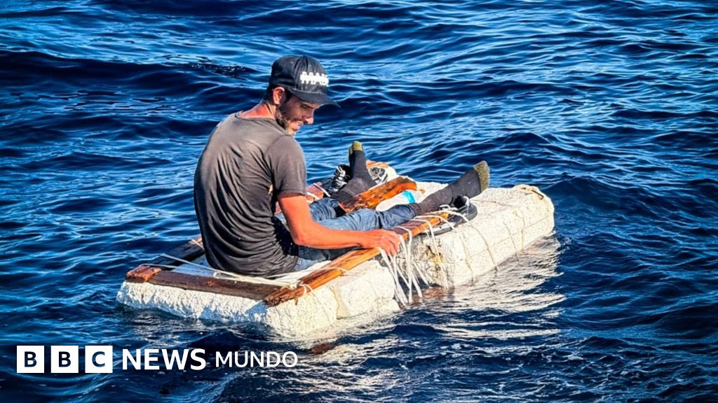 Rescatan a migrante cubano a la deriva en una balsa improvisada frente a las costas de Florida