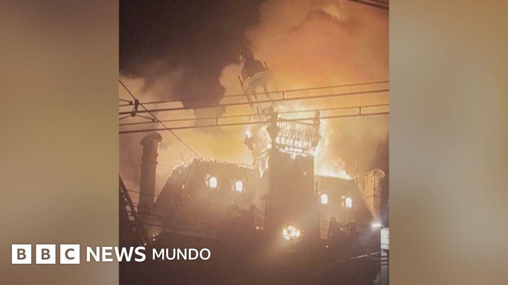 Colapsa torre de histórico ayuntamiento en Limoges tras incendio provocado por protestas