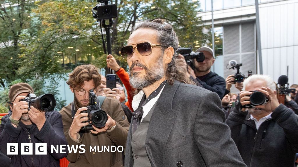 Russell Brand enfrenta juicio en Londres por acusaciones de agresión sexual