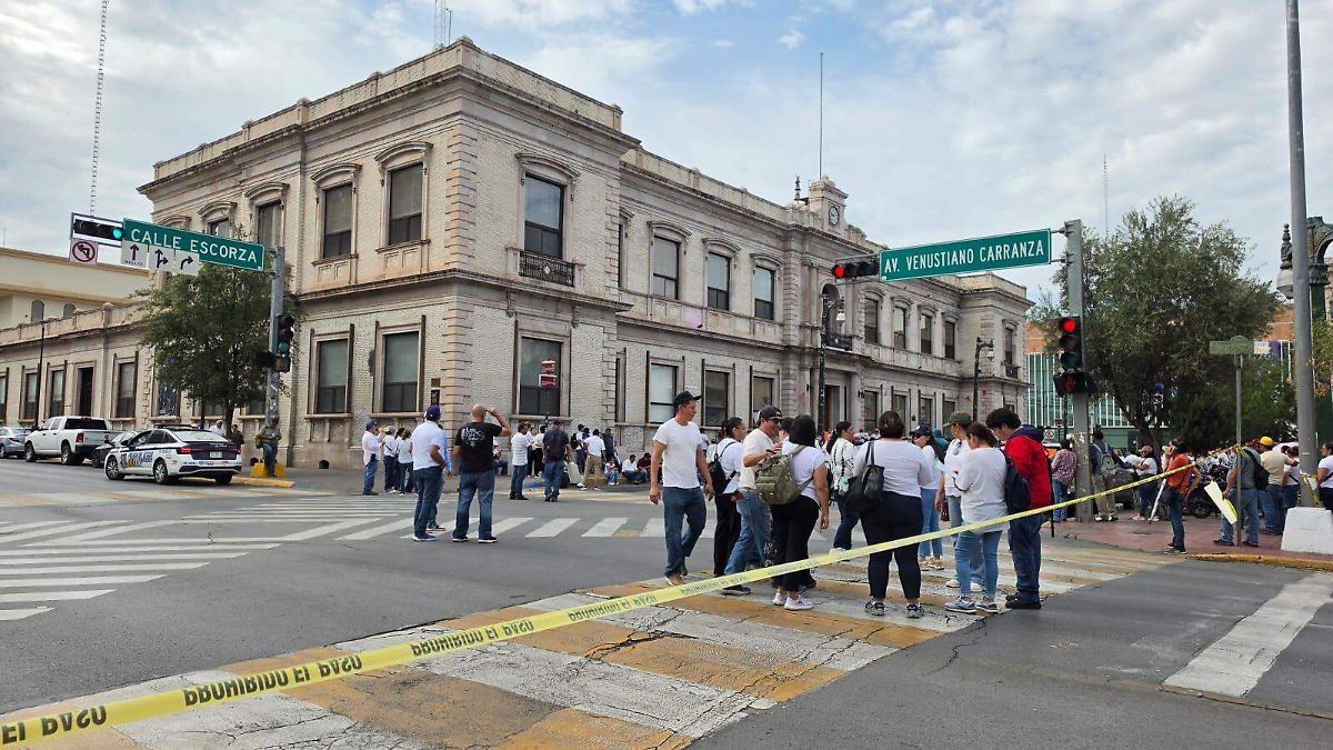Protesta sindical paraliza el centro de Chihuahua: exigen mejoras laborales en la UACh