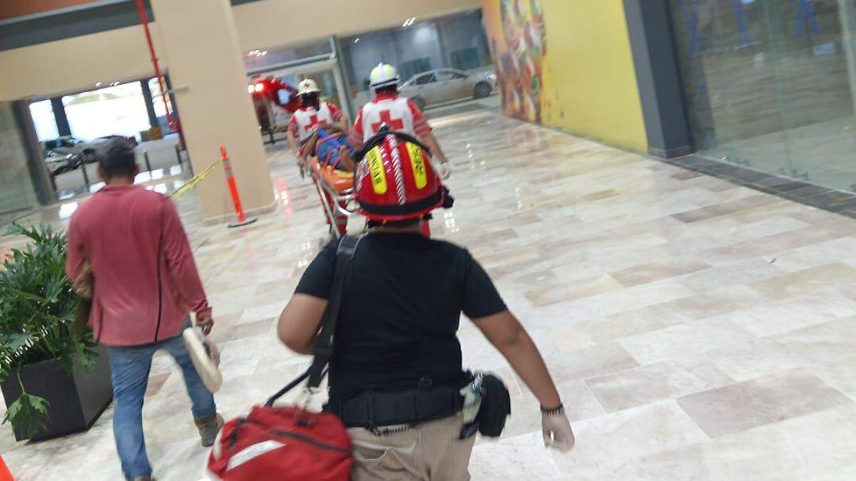 Trabajador sufre caída de 12 metros en obra de Chedraui Selecto en Tampico