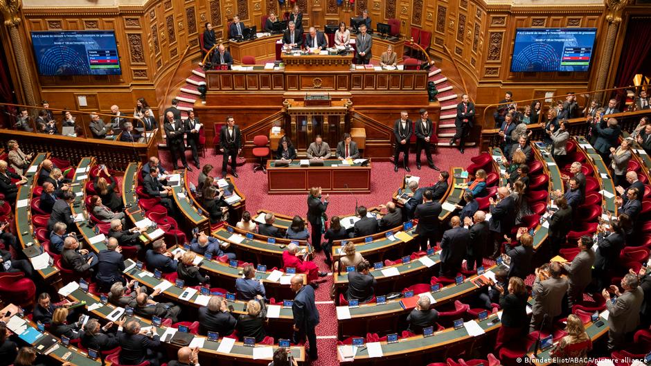 Francia se fija la meta de reducir su déficit al 5% del PIB para 2027 ante presión financiera