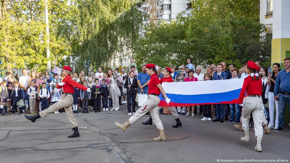 Escuelas en Novosibirsk, Rusia, implementan material didáctico que exalta el sacrificio bélico