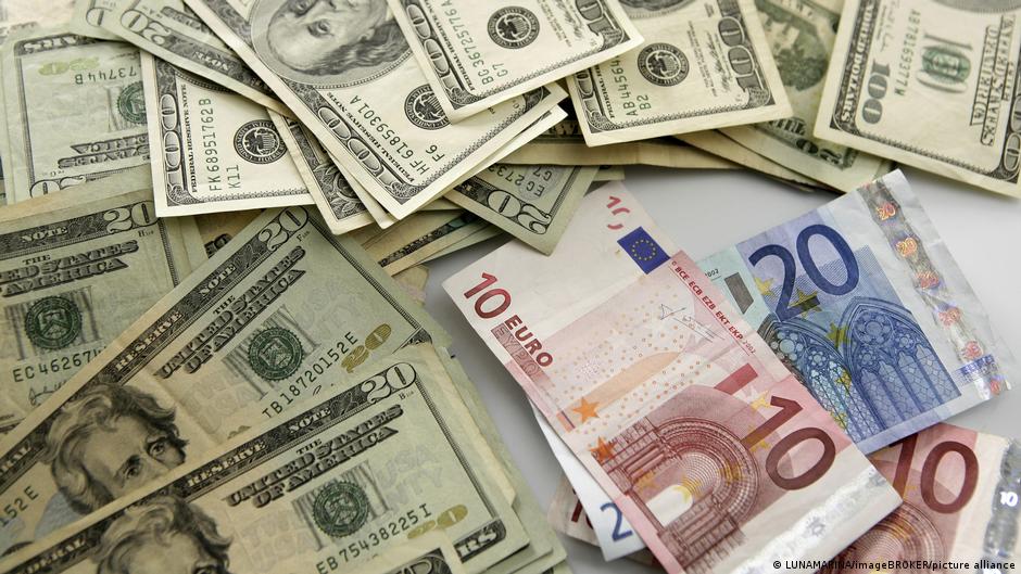 La depreciación del euro frente al dólar enciende alertas por la estabilidad fiscal en la eurozona