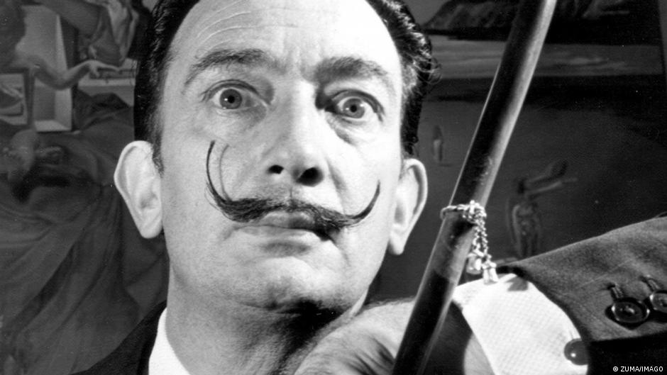 Roban en Francia un libro monumental de 210 kilos con cubierta diseñada por Salvador Dalí