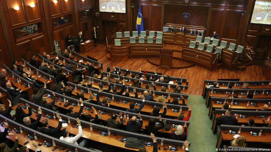 Kosovo evita elecciones anticipadas tras elegir a Justina Shiroka Pula como presidenta
