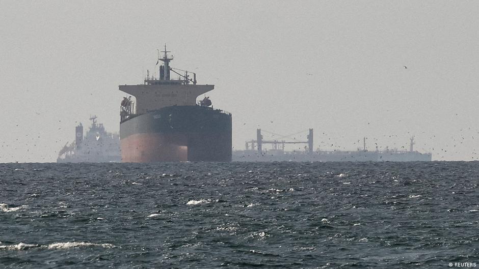 Fuerzas de EE. UU. atacan buque comercial en el golfo de Omán tras violar bloqueo naval