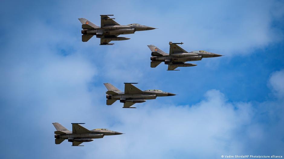 Cazas F-16 de Rumania interceptan y derriban dos drones sobre el mar Negro