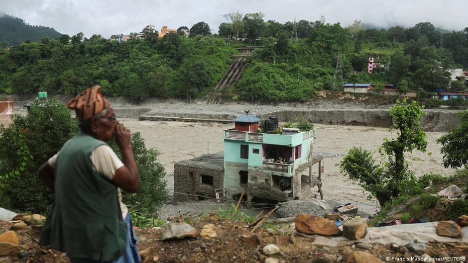 Inundaciones repentinas en Nepal dejan cinco desaparecidos y decenas de viviendas destruidas