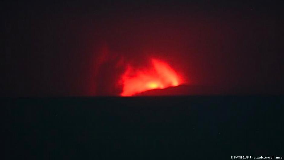 Erupción del volcán Anak Krakatoa paraliza operaciones aéreas en Indonesia