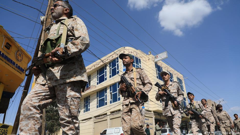 Ejército de Yemen lanza ofensiva aérea contra bastiones hutíes en Saná y Sadah