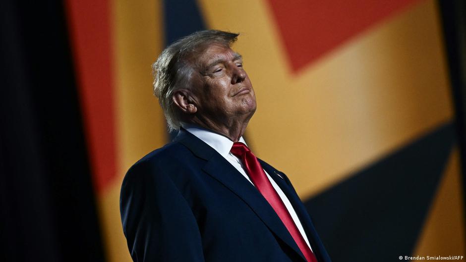 Trump anuncia que dejará de financiar anuncios gubernamentales con dinero público tras críticas