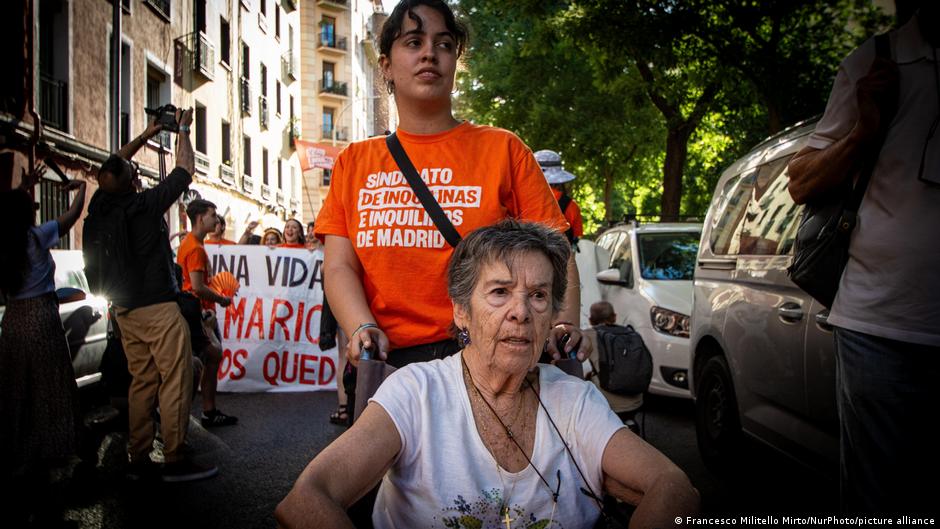Tras masivas protestas, anciana de 87 años logra acuerdo para regresar a su hogar en Madrid