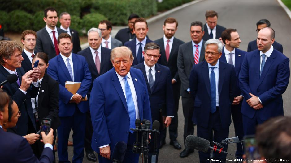 Trump apuesta por la autorregulación de la industria de inteligencia artificial tras cumbre en la Casa Blanca