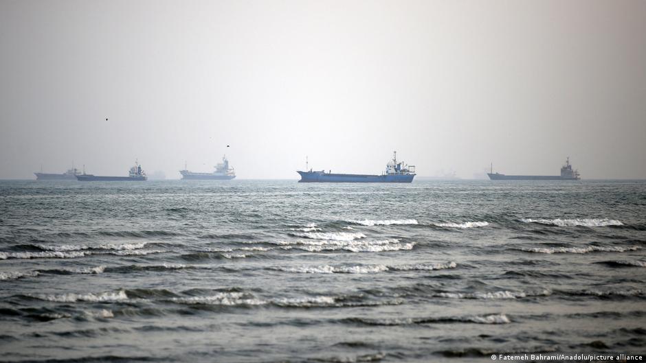 Superpetrolero explota tras impactar con mina naval en el estrecho de Ormuz