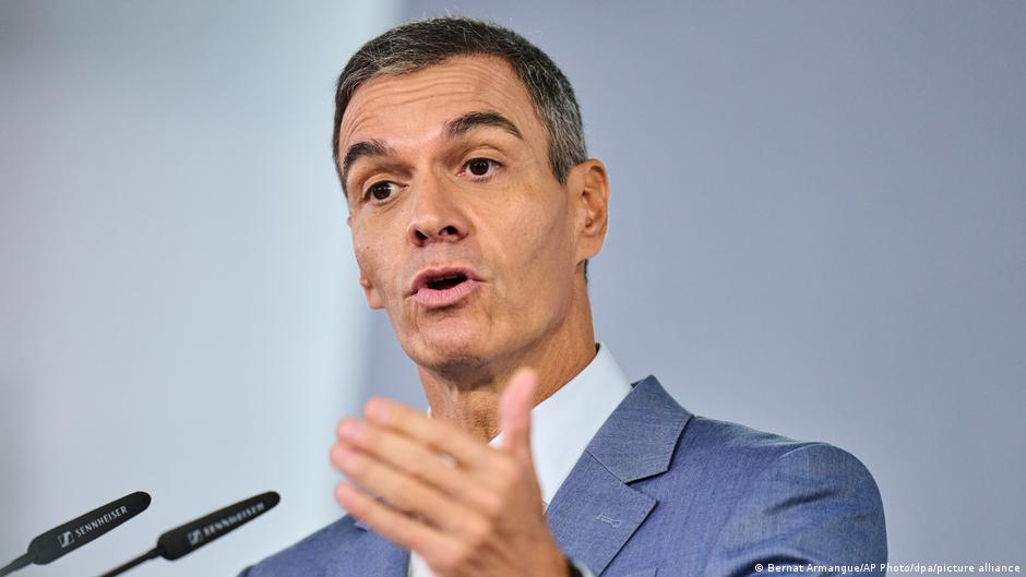 Pedro Sánchez inicia campaña electoral en España con la mira puesta en la reelección