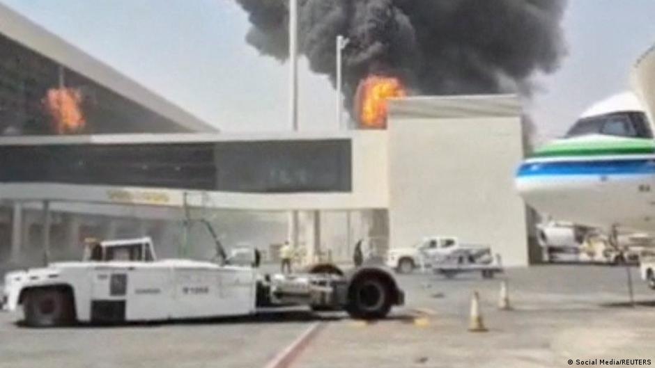 Ataques hutíes contra el Aeropuerto Internacional Rey Jalid dejan tres muertos en Riad
