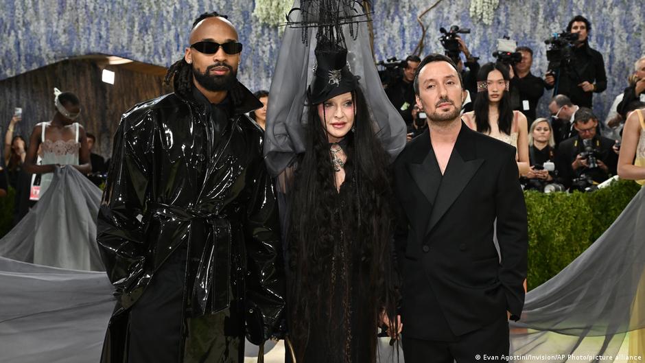 Anthony Vaccarello deja la dirección creativa de Saint Laurent tras una década