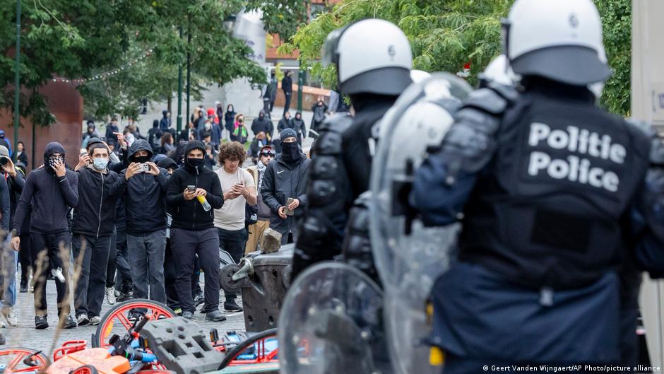 Más de cien detenidos tras violentas protestas sindicales en Bruselas