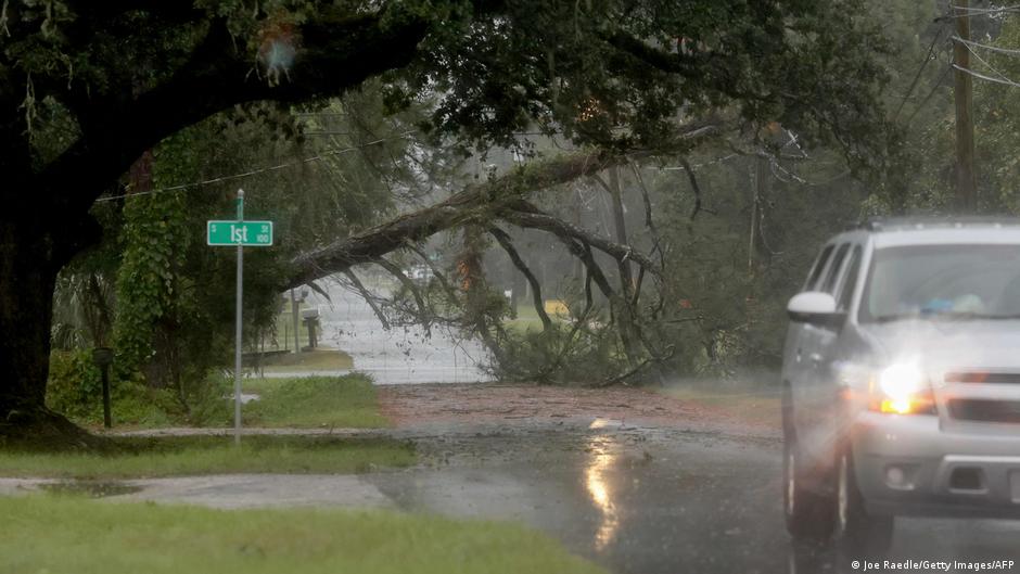 Huracán Isaías impacta Florida como categoría 2 con vientos de 165 km/h