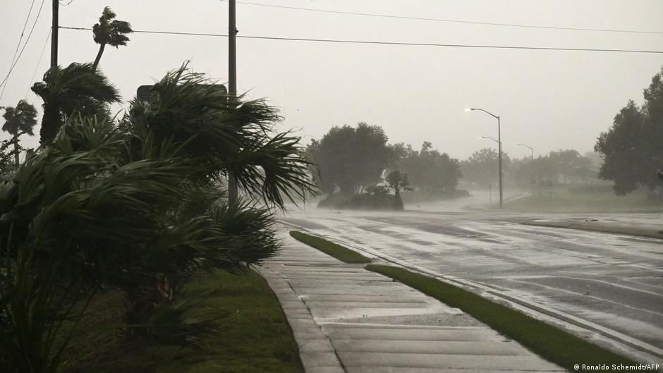 Isaías se degrada a ciclón postropical tras impactar la costa de Florida