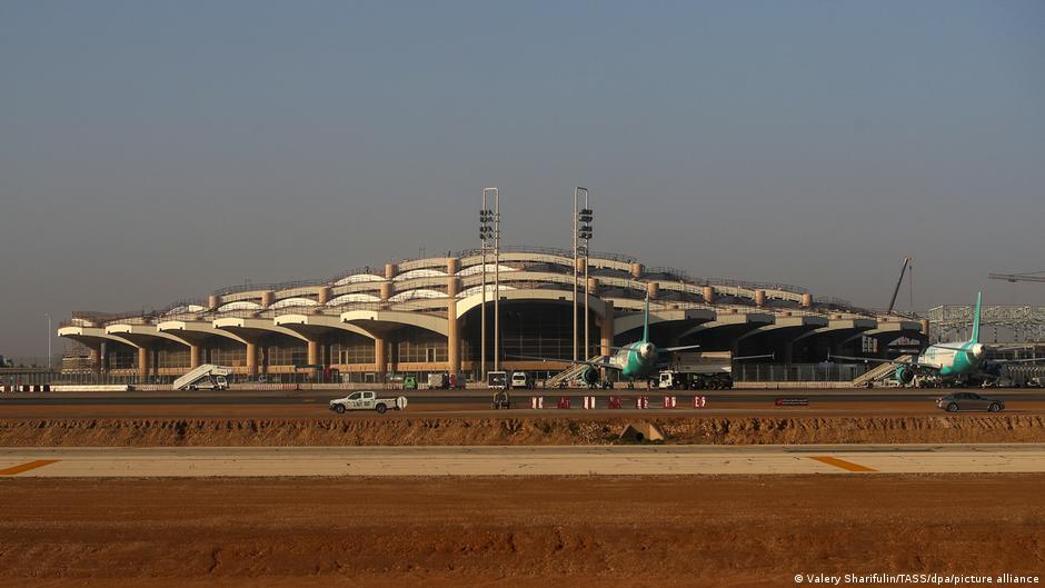 Rebeldes hutíes reportan nuevos ataques con misiles contra aeropuerto de Riad