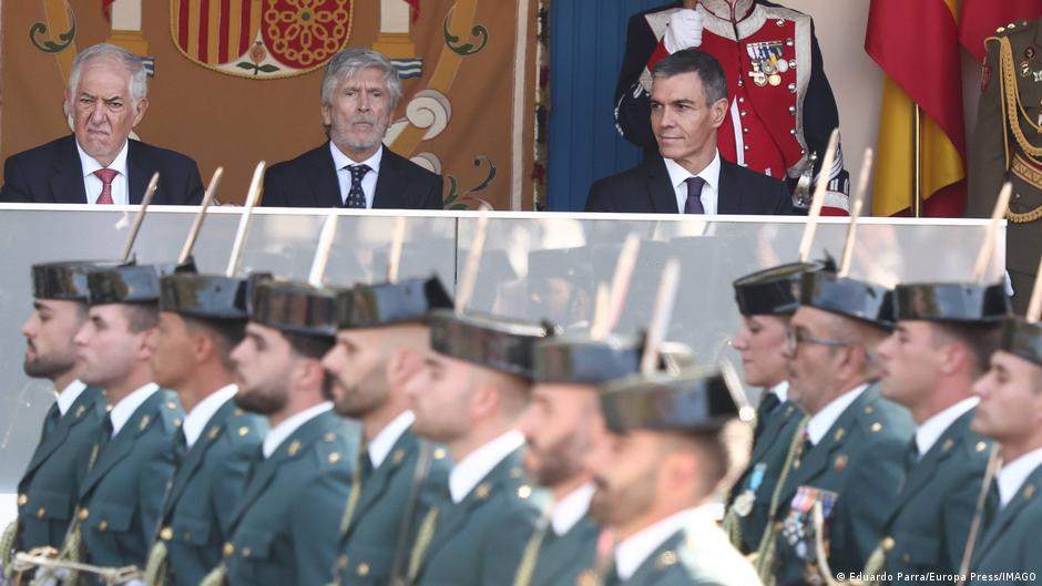 Abucheos y silbidos marcan la presencia de Pedro Sánchez en el desfile del 12 de octubre en Madrid
