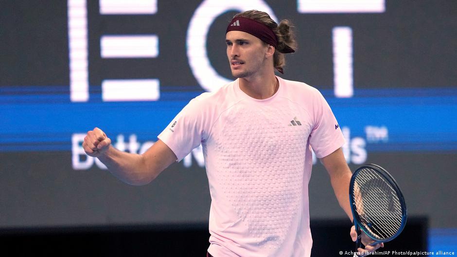 Alexander Zverev asegura el número uno mundial y avanza en Shanghái