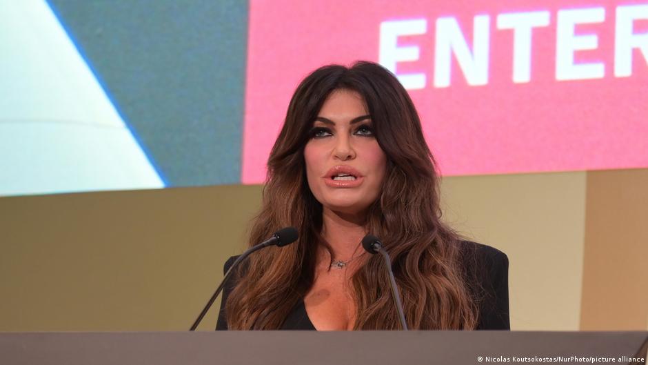 Embajadora de EE. UU. en Grecia renuncia tras acusaciones de corrupción