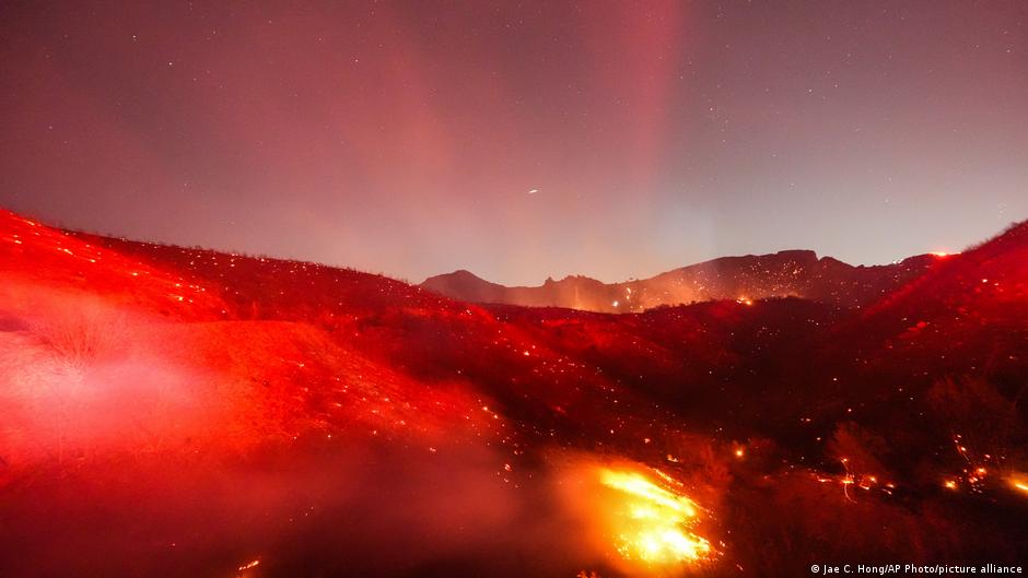 Incendios forestales en California activan evacuaciones y cortes de energía