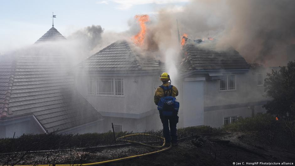 Incendios forestales en el sur de California provocan evacuaciones y daños materiales