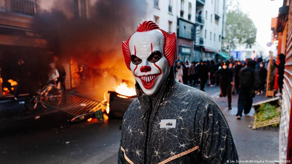 Macron rechaza la renuncia del ministro del Interior tras disturbios en Francia