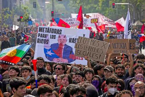 Protestas masivas en Chile contra recortes educativos marcan el mayor desafío al gobierno de Kast