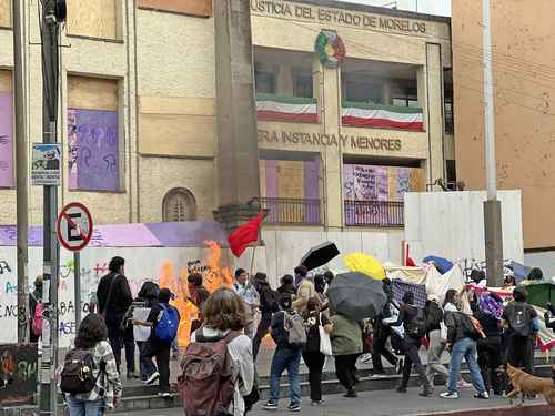 Protestas por el 2 de octubre en Cuernavaca derivan en disturbios y daños a edificios públicos
