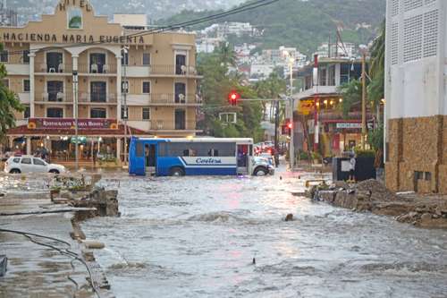 Huracán Simon golpea Acapulco: activan Plan DN-III-E tras severas inundaciones