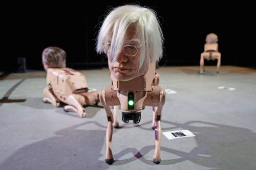 Beeple presenta un robot con la imagen de Andy Warhol en Turín