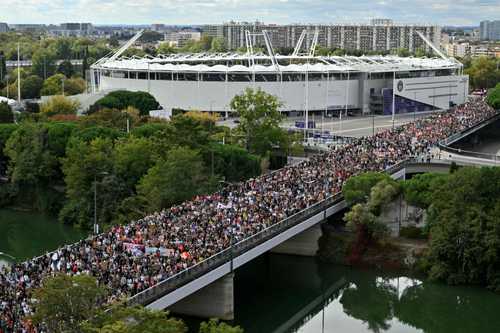 Estudiantes franceses intensifican protestas por crisis en liceos; Greta Thunberg se une al movimiento