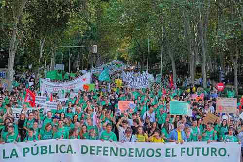 Diez mil docentes protestan en Madrid por mejores condiciones laborales y educación pública