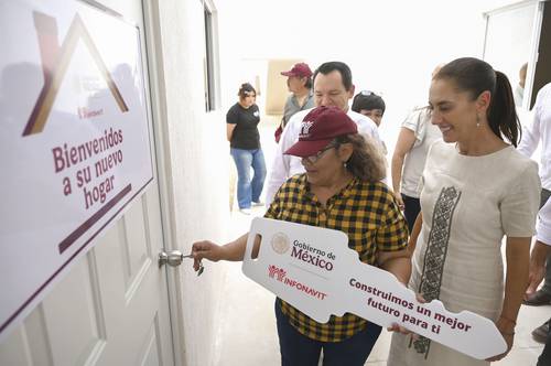 Sheinbaum atribuye fallas en salud a la burocracia y corrupción; anuncia modernización del sistema